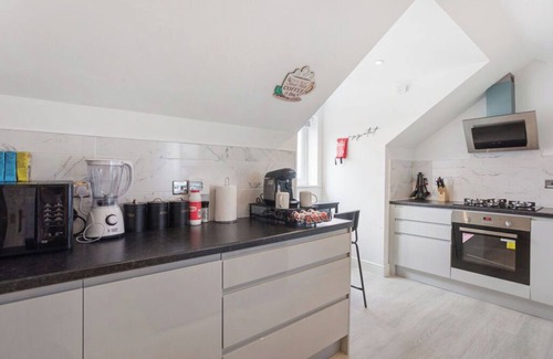 Oakleigh Apartment | Elstree Penthouse 2 Bedroom Parking WiFi