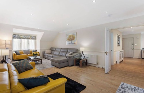 Oakleigh Apartment | Elstree Penthouse 2 Bedroom Parking WiFi