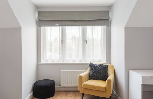 Oakleigh Apartment | Elstree Penthouse 2 Bedroom Parking WiFi