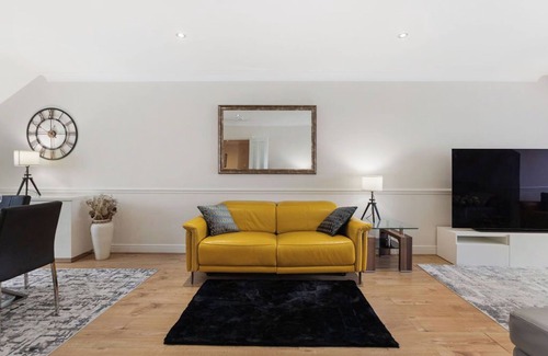 Oakleigh Apartment | Elstree Penthouse 2 Bedroom Parking WiFi