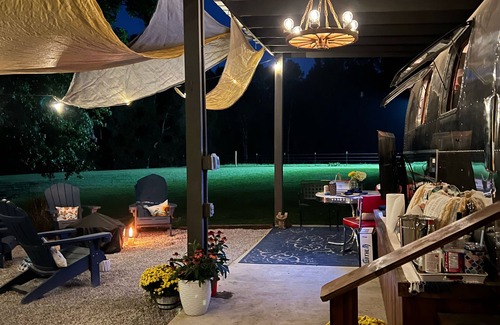 Nesbit House | Elvis Themed RV Glamping Farmstay near Graceland with outdoor bath