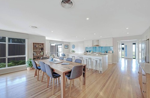 Surf Beach House | Elwood Escape Stylish and Spacious Surfside Living