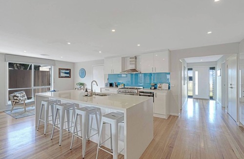 Surf Beach House | Elwood Escape Stylish and Spacious Surfside Living