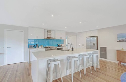 Surf Beach House | Elwood Escape Stylish and Spacious Surfside Living