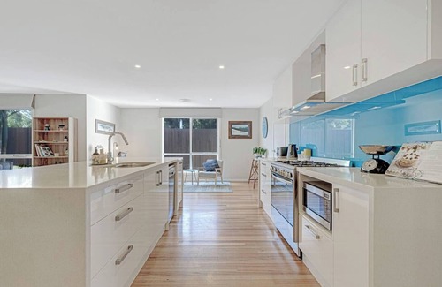 Surf Beach House | Elwood Escape Stylish and Spacious Surfside Living