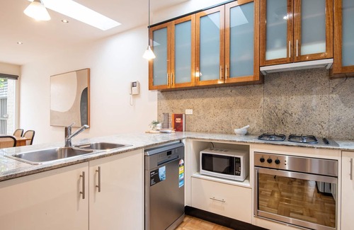 Elwood House | Elwood Sanctuary - walking distance to the beach