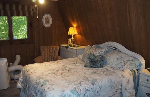 Lake Ann Apartment | Emanuel - Cute Upstairs Apt Ac Great Location