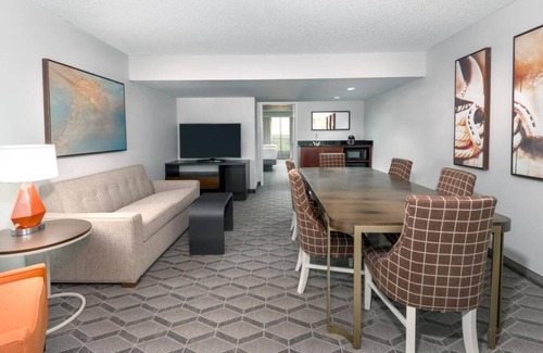 Park Central Hotel | Embassy Comfort in Dallas | Free Breakfast + Pool + Parking