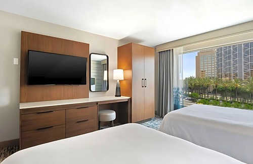 Anaheim Resort Hotel | Embassy Suites Anaheim South: Pool, Suites & Family-Friendly Fun
