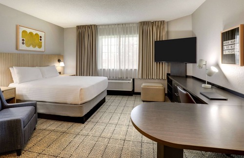 Doral Hotel | Embrace the Dynamic Spirit of the City! Free Parking, Full Kitchen, Outdoor Pool