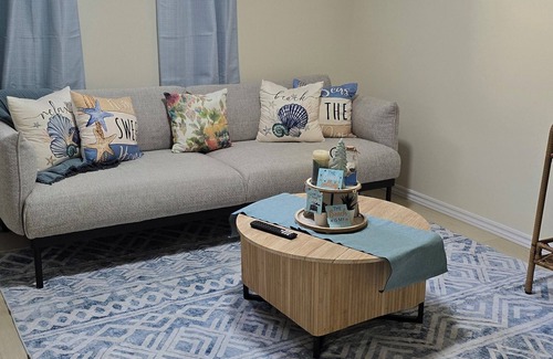 Russell Apartment | Embrun Getaway Near Calypso | 1BR, Kitchen, Laundry, Free Parking