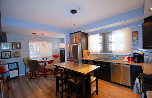 Del Mar House | Emerald Bay Walk & Cole Park Casa de Joy Uno