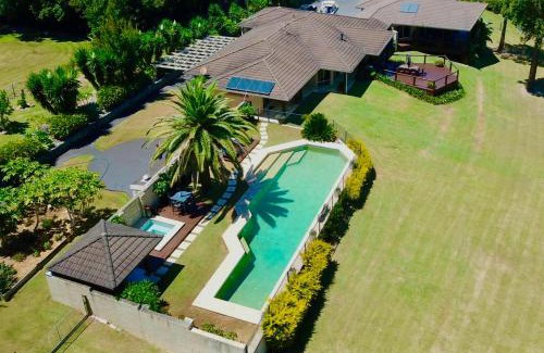 Emerald Beach House | Emerald Beach Lakefront Luxury Mansion