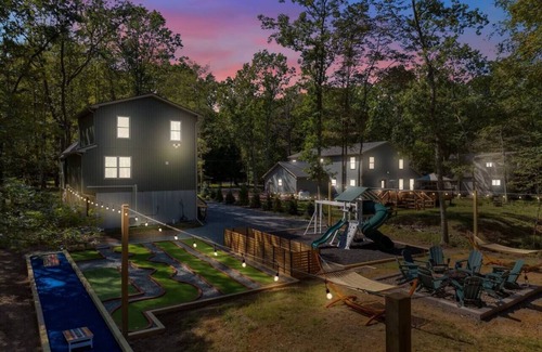 Albrightsville Cabin | Emerald Bliss, MiniGolf Bowling Playset Beach Horseshoe Cornhole
