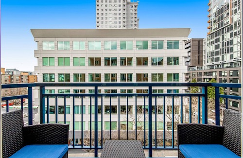 Belltown Condo | Emerald City Escape with Pool and Parking!