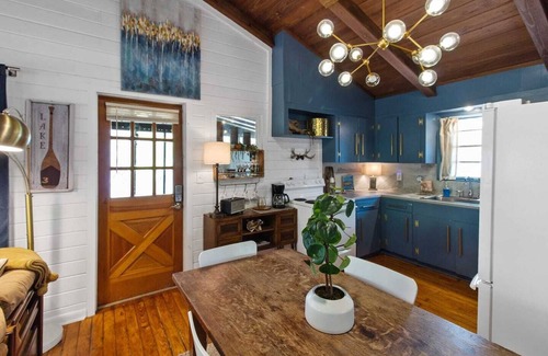 Shreveport Cabin | Emerald Cove Lakefront Cabin with Kayaks & Canoes