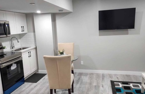 Northwest Calgary Apartment | Emerald Guest Suite.14 mins from YYC Airport with nearby restaurants n amenities