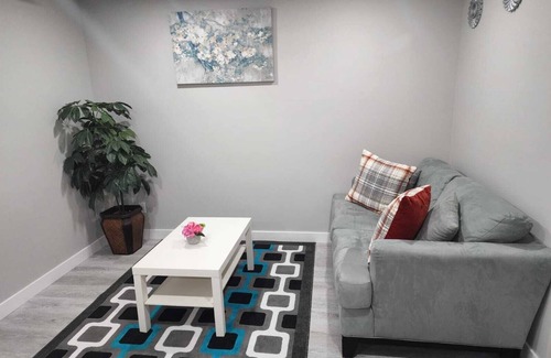 Northwest Calgary Apartment | Emerald Guest Suite.14 mins from YYC Airport with nearby restaurants n amenities