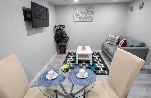 Northwest Calgary Apartment | Emerald Guest Suite.14 mins from YYC Airport with nearby restaurants n amenities
