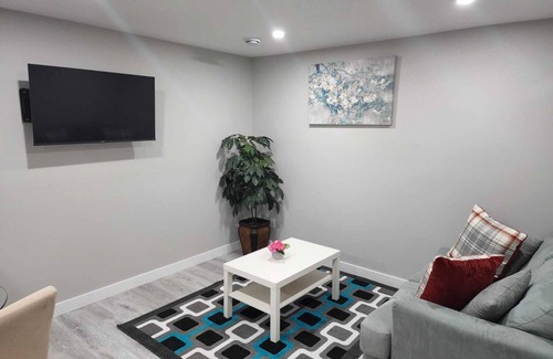 Northwest Calgary Apartment | Emerald Guest Suite.14 mins from YYC Airport with nearby restaurants n amenities