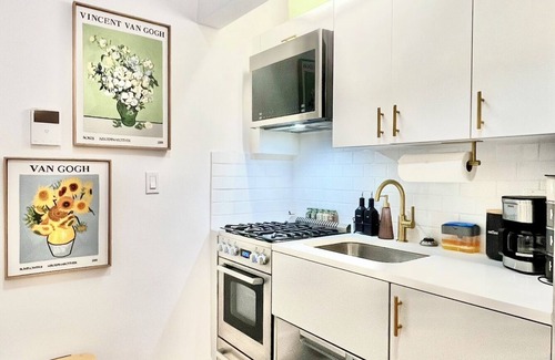 Ukrainian Village Apartment | Emerald Haus - East Village Gem - Sleeps 3