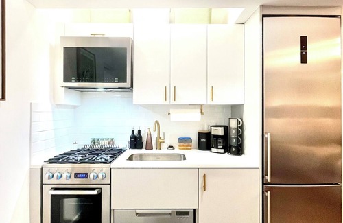 Ukrainian Village Apartment | Emerald Haus - East Village Gem - Sleeps 3