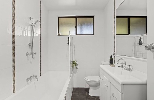 Emerald Beach Apartment | Emerald Hub 1 is one half of Emerald Hub, with its own entrance, kitchen, lounge room and bathroom