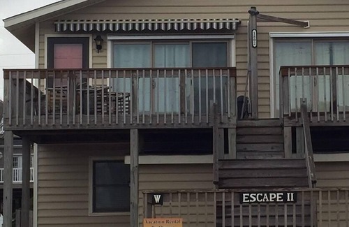 Emerald Isle Cottage | EMERALD ISLE - 2nd Row, 4 BR, 2BA, SLEEPS 10, ONLY 3 WEEKS LEFT! HURRY BOOK NOW!