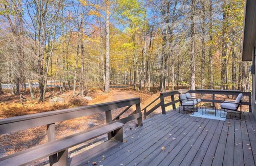 Gouldsboro Cabin | Emerald Pines Cabin | Lake Access | Hot Tub