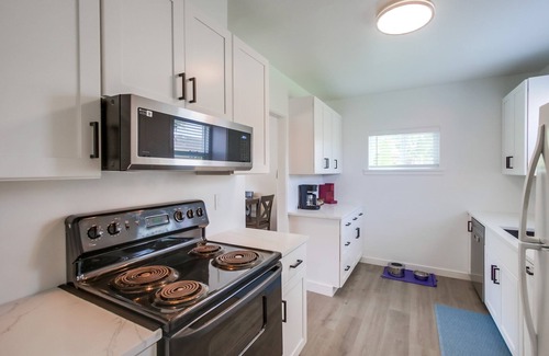 Pacific Beach Cottage | Emerald Sea - 2 BD beach cottage with large yard - pet friendly