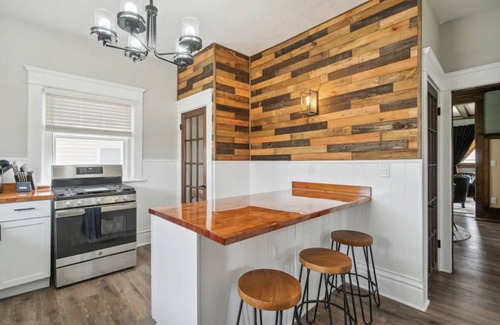 Lansing House | Emerald Square I Minutes to Downtown I 4 King Beds