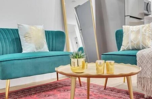 Killarney House | Emerald: Stylish Lower-Suite in Trendy Killarney