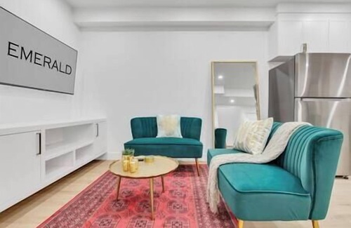 Killarney House | Emerald: Stylish Lower-Suite in Trendy Killarney