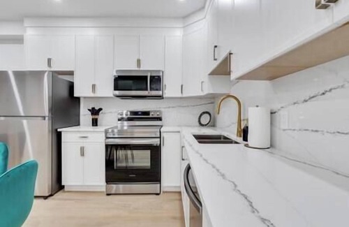 Killarney House | Emerald: Stylish Lower-Suite in Trendy Killarney