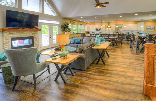La Follette House | Emerald View Lodge, 10 BR, 12BA, Theater Rm, Sleeps 36