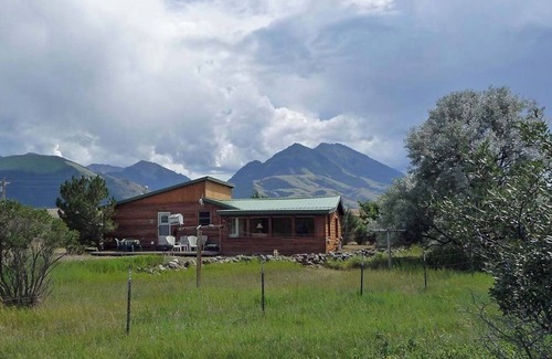 Emigrant Cottage | Emigrant Cabin on 10 Acres w/BBQ & Peaceful Views