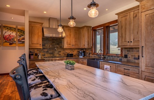 Pray House | Emigrant Peak Lodge ·Privacy, Firepit, near Chico and Yellowstone Park