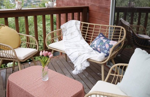 Lenah Valley Apartment | Emily’s Place - GREAT VIEWS, HUGE UNIT with MINTY KITCHEN