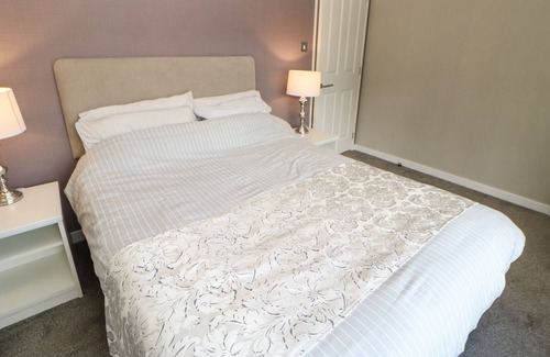 Hutton Rudby Cottage | EMMERDALE LODGE, family friendly, with hot tub in Hutton Rudby