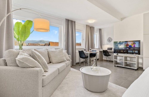 Denzlingen Apartment | EMPiRE: Studio | Central | Disney+ | Mountain view
