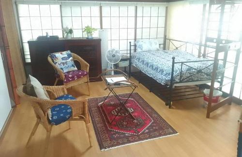 Katase Bed & Breakfast | EMS Enoshima クラシックゲストハウス 寝室は個室 犬OK
