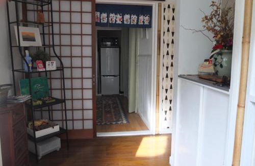 Katase Bed & Breakfast | EMS Enoshima クラシックゲストハウス 寝室は個室 犬OK