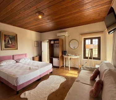 Ithomi House | En Kanalion well