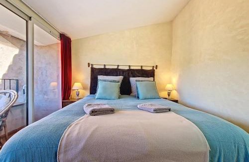 Cotignac Apartment | En plein cœur du village , Terrasse avec vue