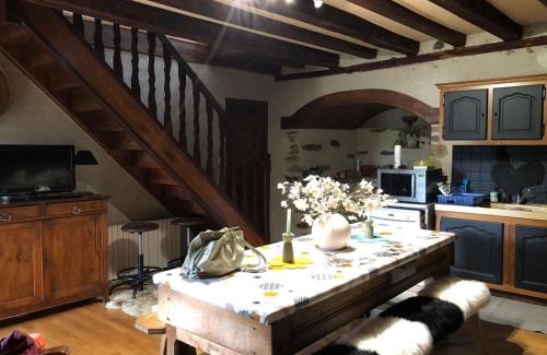 Vezels-Roussy Apartment | En pleine nature cantalienne et au calme village , Maison confortable et spacieuse pour 9 pers