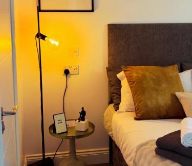 Park Royal Hotel | En-suite Double Room Park Royal with off-site Gym Access