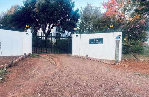 Pretoria House | Entire Cape-Dutch house on boutique horse farm. Pet-friendly! Digital Nomads!