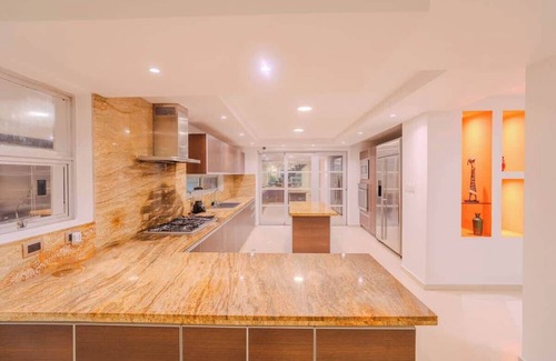 Manga House | Encanto Mansion: 6BR Luxury Stay Near Walled City