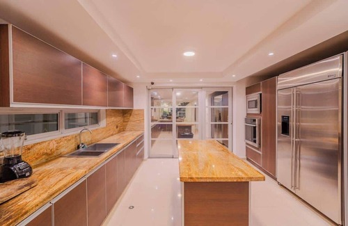 Manga House | Encanto Mansion: 6BR Luxury Stay Near Walled City