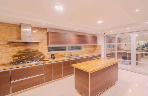 Manga House | Encanto Mansion: 6BR Luxury Stay Near Walled City